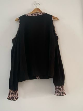 Blusa negra c/escote hombros talla L 