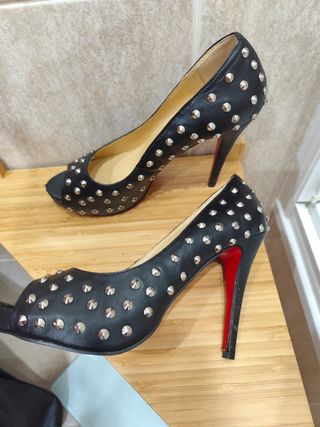 Zapatos de tacón negros con tachuelas