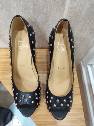 Zapatos de tacón negros con tachuelas