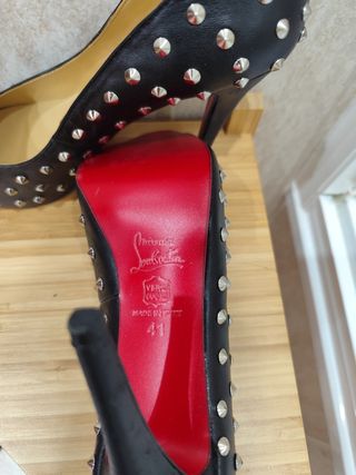 Zapatos de tacón negros con tachuelas