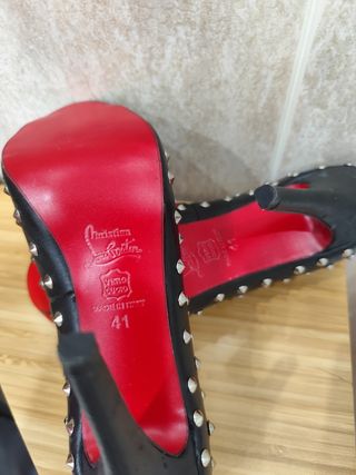 Zapatos de tacón negros con tachuelas