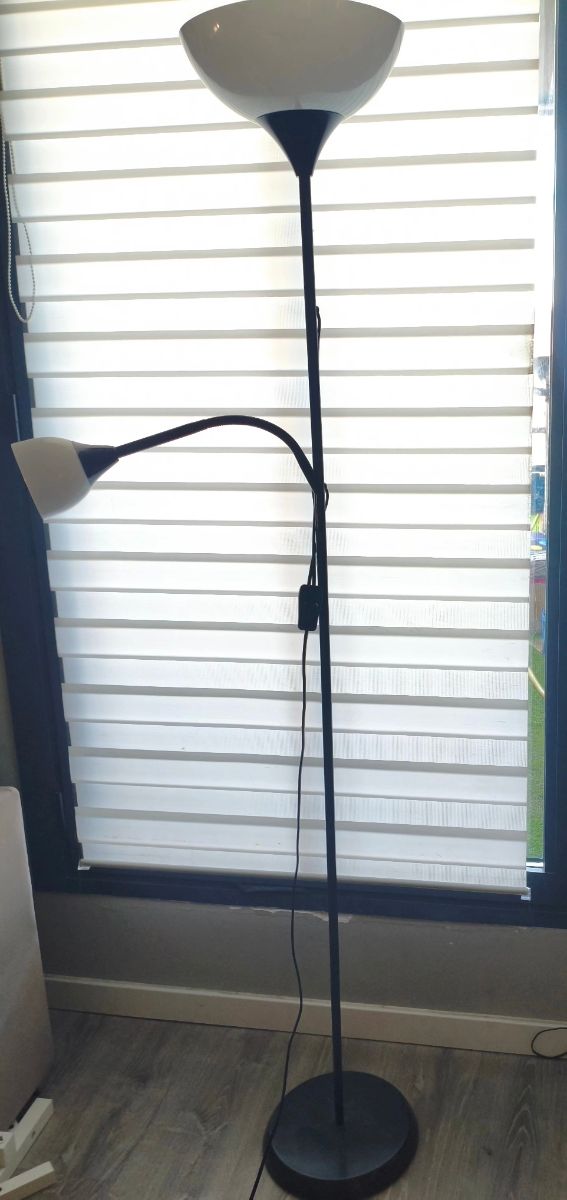 Lampara pie Ikea - lectura flexible