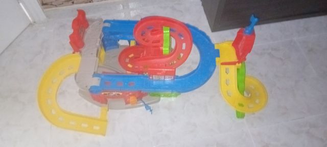 Parking de coches Fisher Price