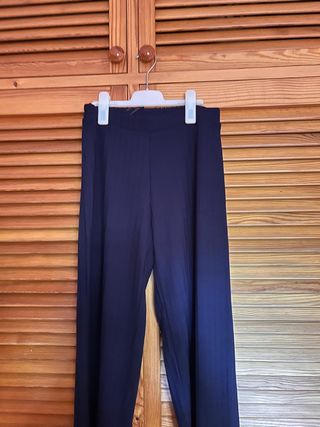 Pantalones azul oscuro elegantes.