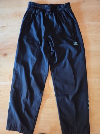 Pantalones Adidas azules.
Pantalones Nike blancos.