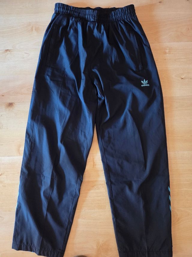 Pantalones Adidas azules. Pantalones Nike blancos.