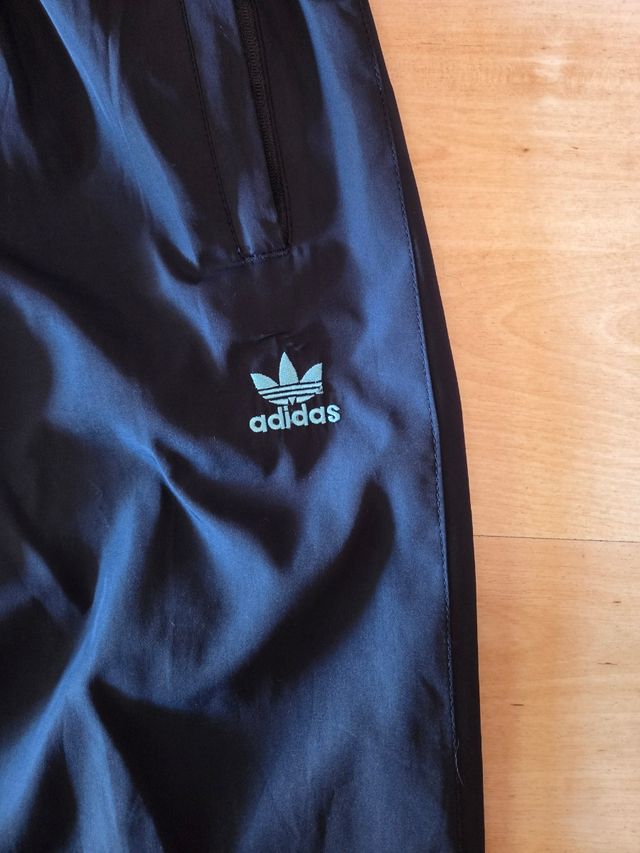 Pantalones Adidas azules. Pantalones Nike blancos.