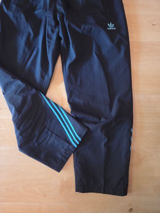 Pantalones Adidas azules.
Pantalones Nike blancos.
