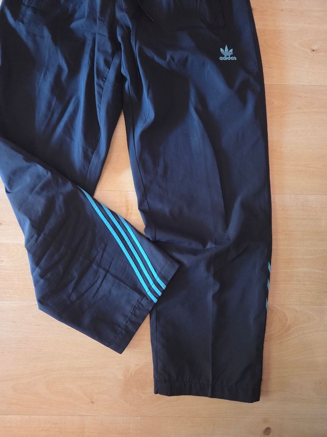 Pantalones Adidas azules. Pantalones Nike blancos.