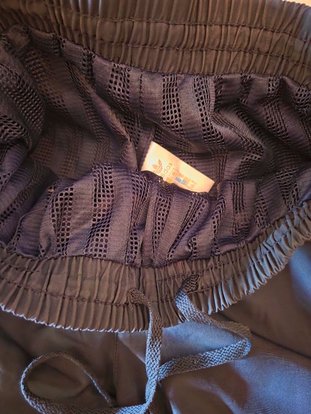 Pantalones Adidas azules. Pantalones Nike blancos.