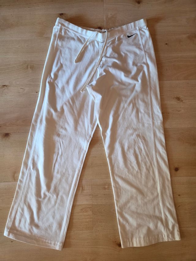 Pantalones Adidas azules. Pantalones Nike blancos.