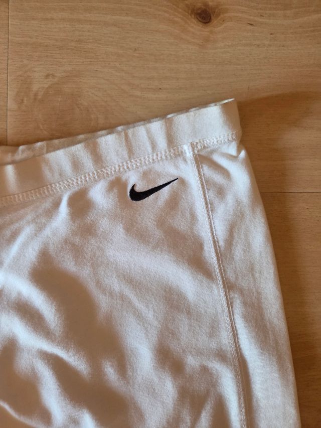 Pantalones Adidas azules. Pantalones Nike blancos.