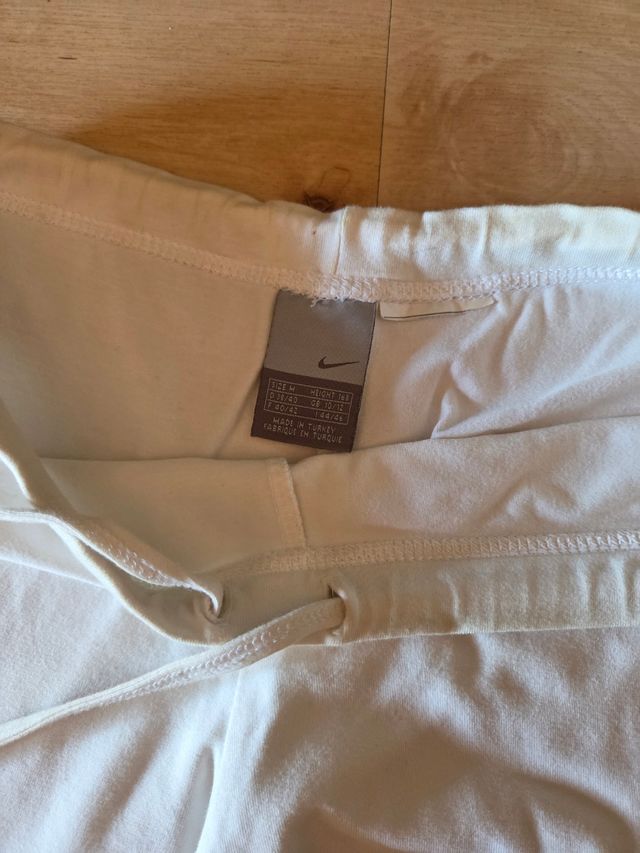 Pantalones Adidas azules. Pantalones Nike blancos.