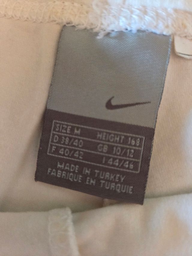 Pantalones Adidas azules. Pantalones Nike blancos.