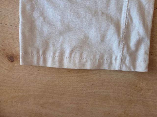 Pantalones Adidas azules. Pantalones Nike blancos.