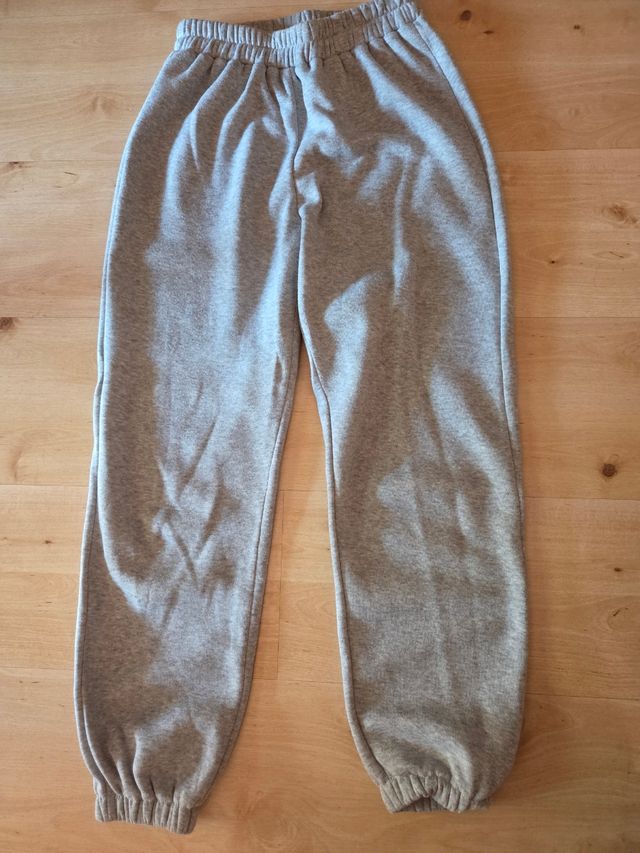 Pantalon chándal gris.