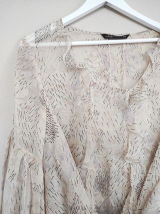 Blusa seda Zara beige estampada