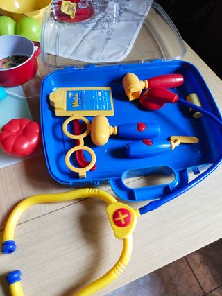 Cocinitas y maletín médico