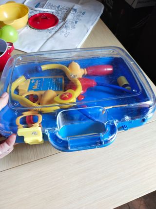 Cocinitas y maletín médico