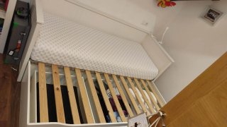 Cama nido HEMNES blanca con un colchón fino
