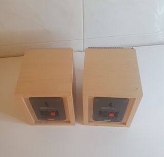 Altavoces beige/blancos