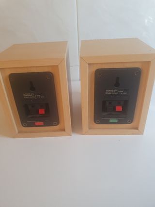 Altavoces beige/blancos