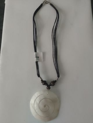 Collar espiral blanco y marrón