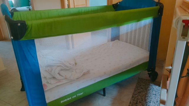 Cuna viaje Babies on Tour y colchón.