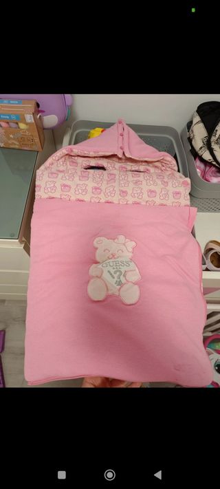 Saco bebe carrito rosa Guess está muy bien cuidado