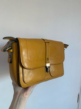 Bolso bandolera amarillo mostaza.