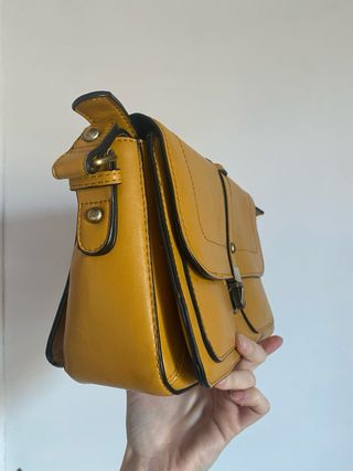 Bolso bandolera amarillo mostaza.