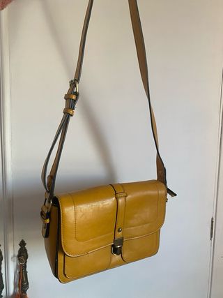 Bolso bandolera amarillo mostaza.