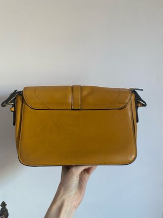 Bolso bandolera amarillo mostaza.