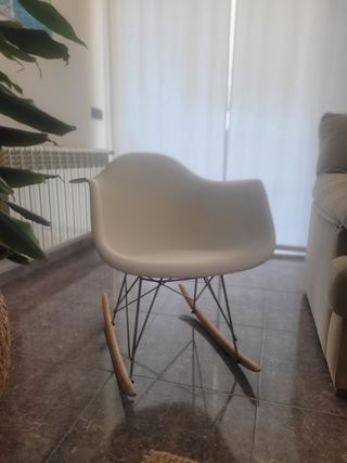 Silla mecedora blanca de madera y metal