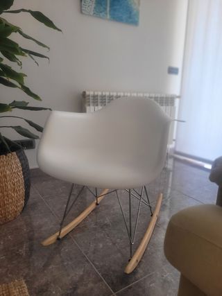 Silla mecedora blanca de madera y metal