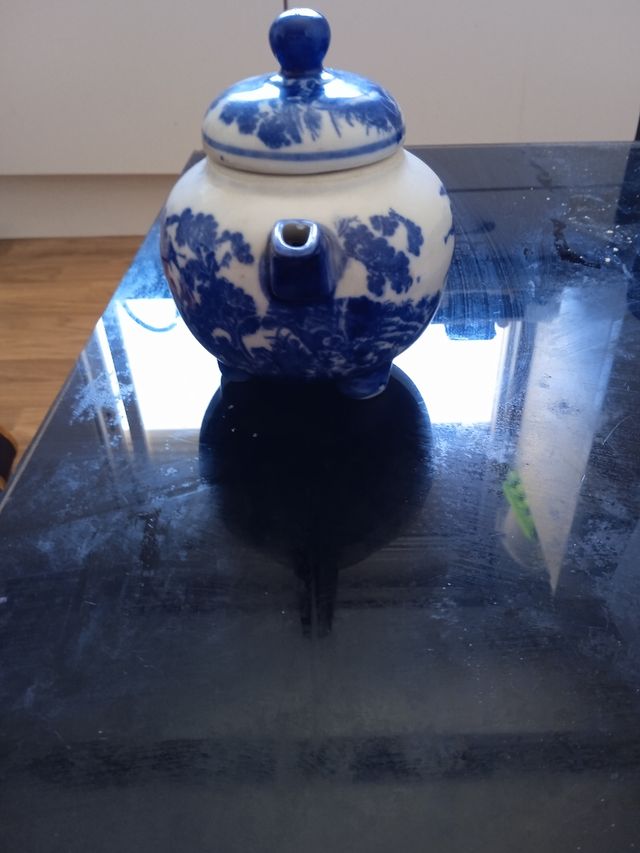 Tetera azul y blanca