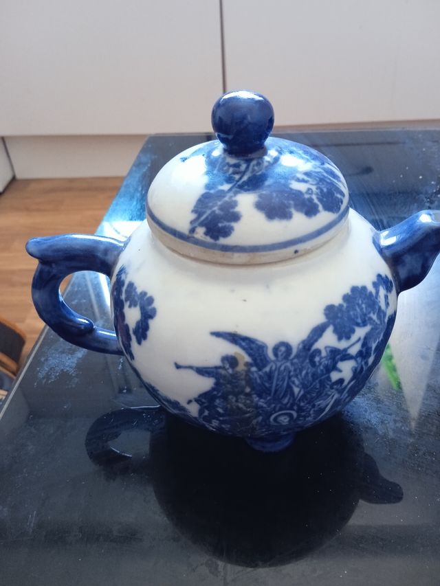 Tetera azul y blanca