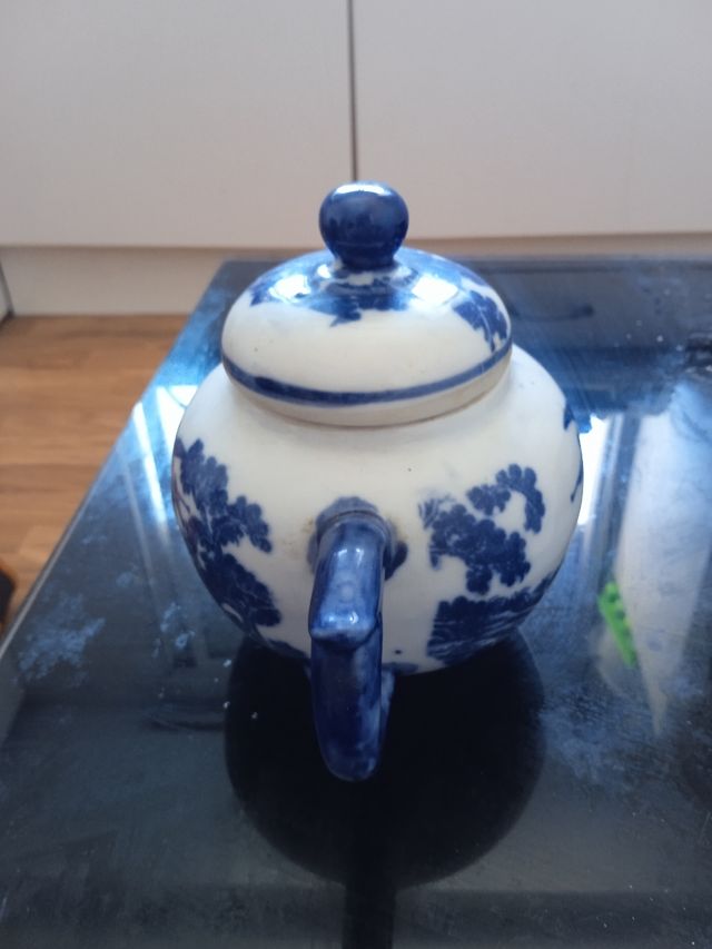 Tetera azul y blanca