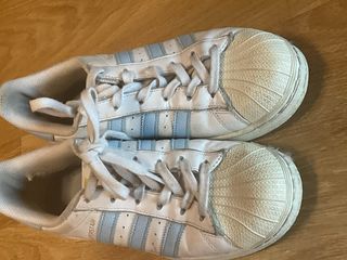 Zapatillas Adidas Superstar blancas y azules