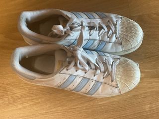 Zapatillas Adidas Superstar blancas y azules