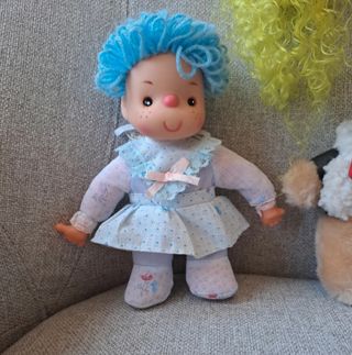 Muñeco y peluches pequeños