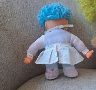 Muñeco y peluches pequeños