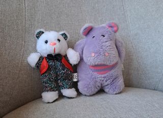 Muñeco y peluches pequeños