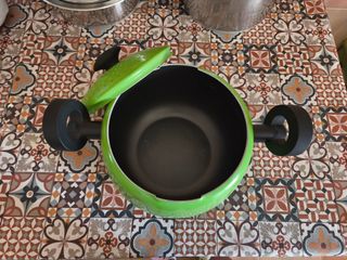 Cazuela verde con colador