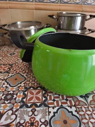 Cazuela verde con colador
