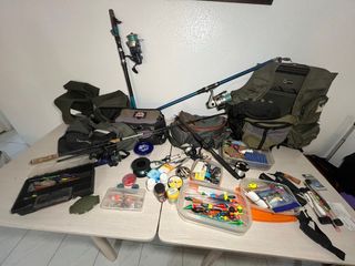 Gran lote de equipo de pesca