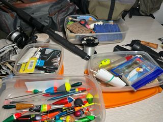 Gran lote de equipo de pesca