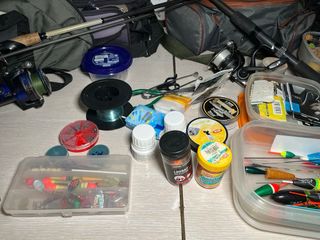 Gran lote de equipo de pesca