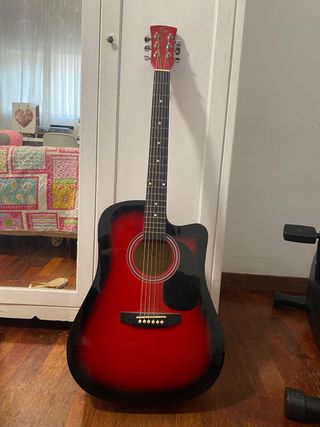 Guitarra electroacústica roja..