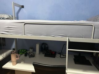 Litera blanca metalica con escritorio